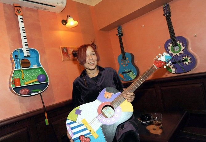 Meri Trošelj: Izložba sretnih gitara