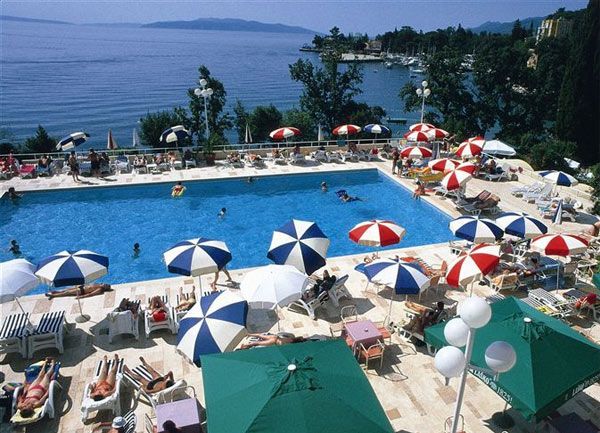 Sommer-Programm: Terrasse am Pool des Hotels Ambasador