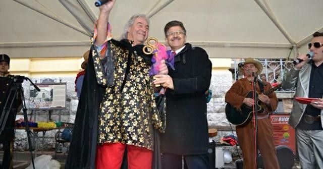 HANDING OVER THE KEYS OF THE CITY TO THE CARNIVAL MAYOR
